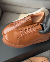 Sneakers VS Cognac