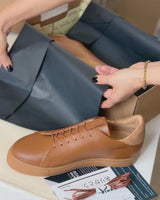 Sneakers VS Cognac